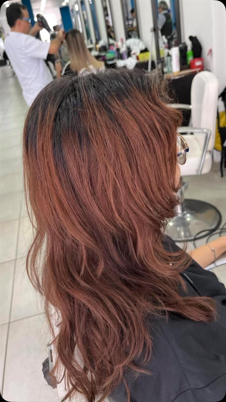 Color cobrizo con ondas