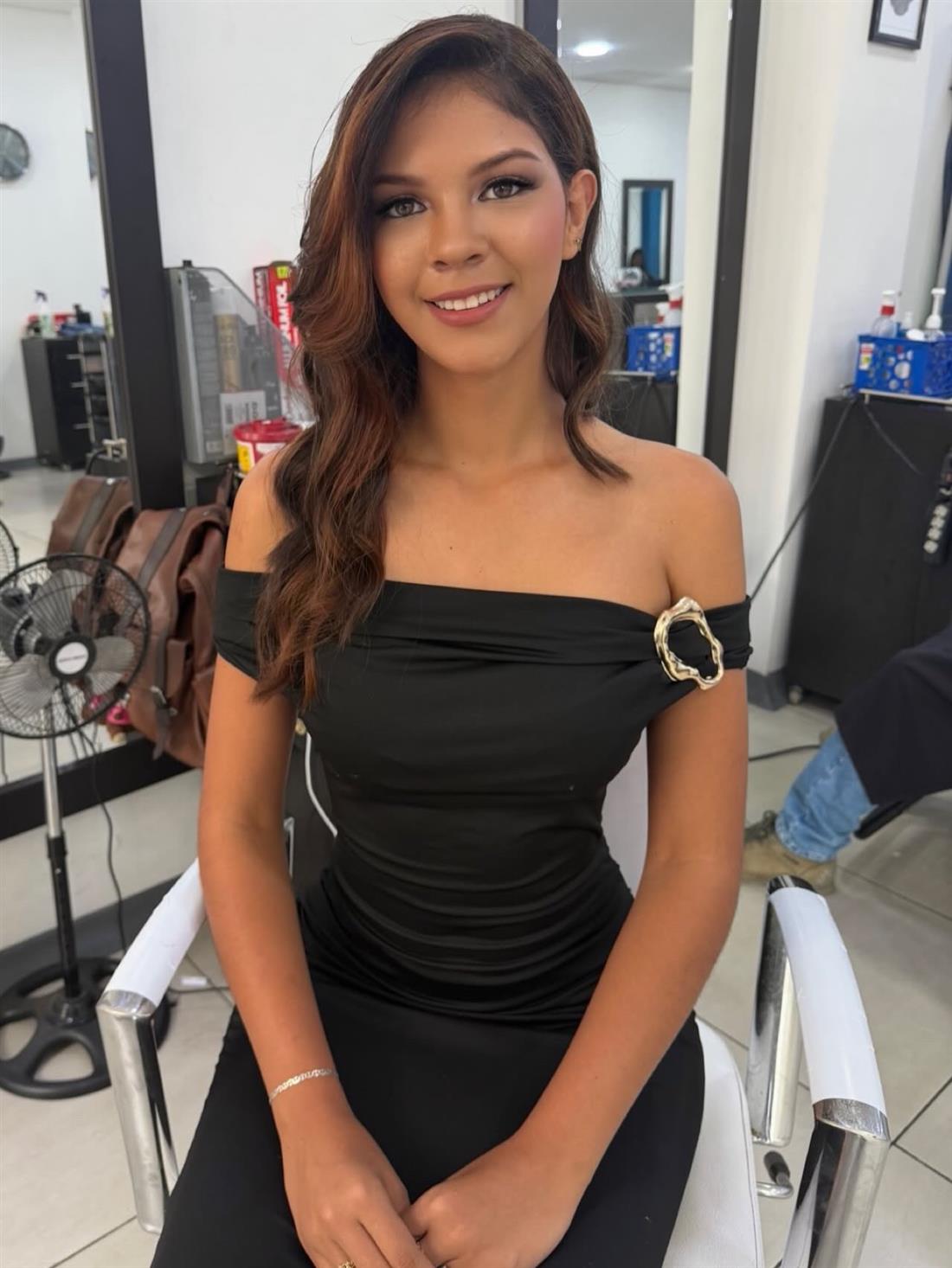 Clienta lista, sentada en el salón de Stylos