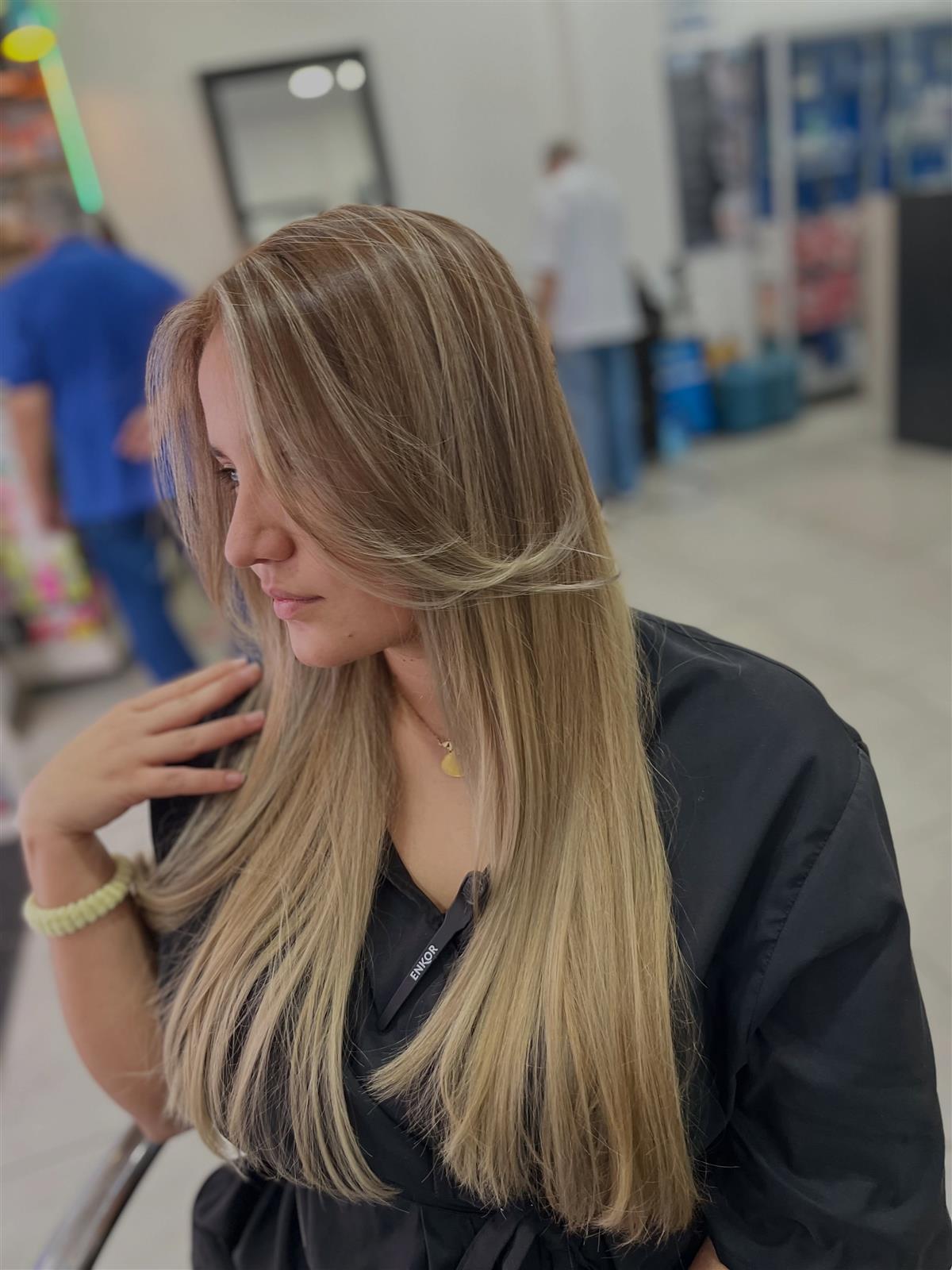 Rubio largo con mechas suaves