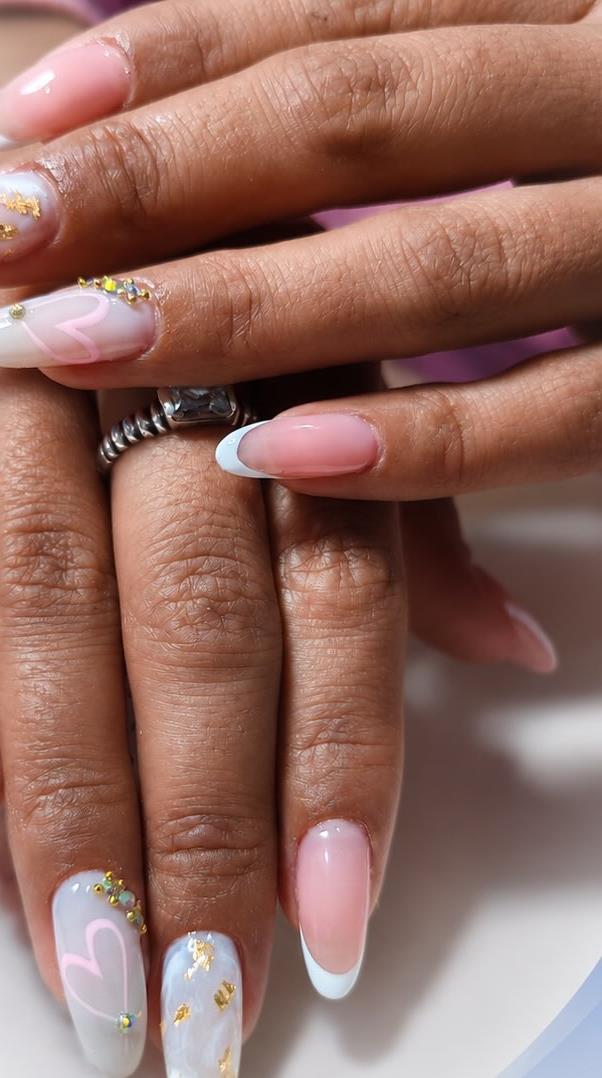 Uñas almendradas en francés con detalles dorados